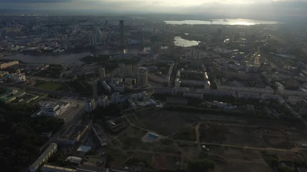 Vista aérea da cidade com encruzilhada e estradas, casas, edifícios, parques e estacionamentos, pontes. Paisagem urbana — Fotografia de Stock