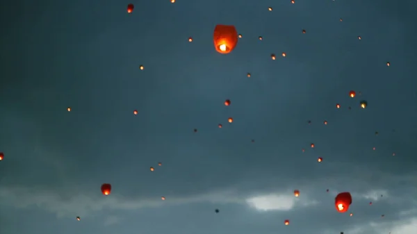 Molte lanterne nel cielo. Cerimonia delle lanterne galleggianti o cerimonia Yeepeng, tradizionale cerimonia buddista Lanna in città — Foto Stock