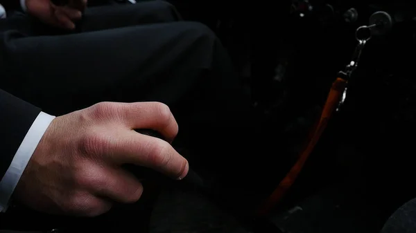 Empresário dirigindo para o trabalho, mão mudando a alavanca de engrenagem. O empresário desloca a transmissão na máquina rara. Empresário condução carro mão mudando a alavanca. Estilo retrô — Fotografia de Stock