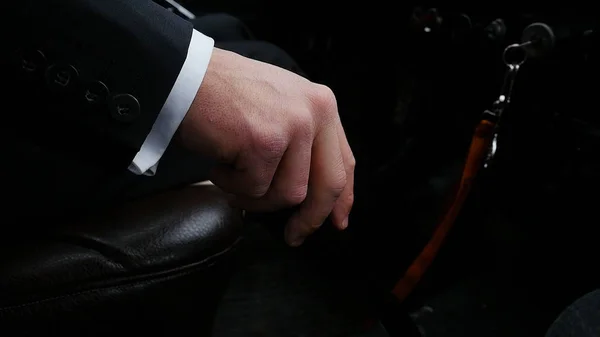 Empresario conduciendo al trabajo, moviendo la palanca de cambios. El hombre de negocios cambia la transmisión en la máquina rara. Empresario manejando la mano del coche cambiando la palanca de cambios. Estilo retro —  Fotos de Stock