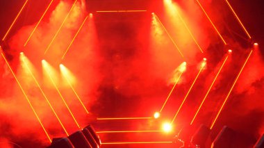 Duman ve spot ışıkları ile sahne. Sunu kavramı. Modern podyum veya bir sahne ışıkları ve duman