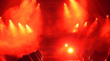 Duman ve spot ışıkları ile sahne. Sunu kavramı. Modern podyum veya bir sahne ışıkları ve duman