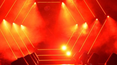 Duman ve spot ışıkları ile sahne. Sunu kavramı. Modern podyum veya bir sahne ışıkları ve duman