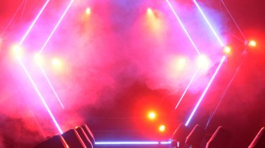 Duman ve spot ışıkları ile sahne. Sunu kavramı. Modern podyum veya bir sahne ışıkları ve duman