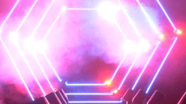 Duman ve spot ışıkları ile sahne. Sunu kavramı. Modern podyum veya bir sahne ışıkları ve duman