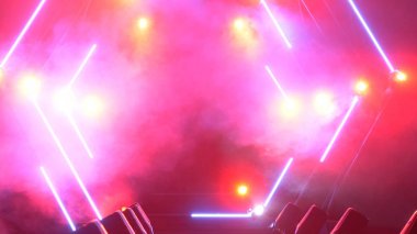 Duman ve spot ışıkları ile sahne. Sunu kavramı. Modern podyum veya bir sahne ışıkları ve duman