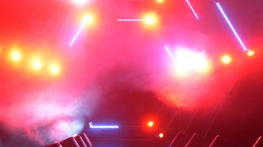 Duman ve spot ışıkları ile sahne. Sunu kavramı. Modern podyum veya bir sahne ışıkları ve duman