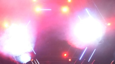 Duman ve spot ışıkları ile sahne. Sunu kavramı. Modern podyum veya bir sahne ışıkları ve duman