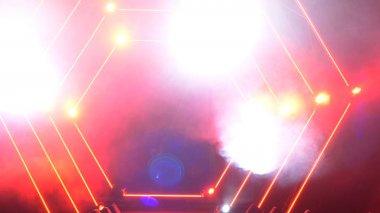 Duman ve spot ışıkları ile sahne. Sunu kavramı. Modern podyum veya bir sahne ışıkları ve duman