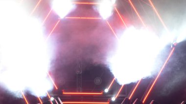 Duman ve spot ışıkları ile sahne. Sunu kavramı. Modern podyum veya bir sahne ışıkları ve duman