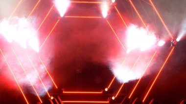 Duman ve spot ışıkları ile sahne. Sunu kavramı. Modern podyum veya bir sahne ışıkları ve duman