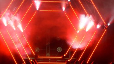 Duman ve spot ışıkları ile sahne. Sunu kavramı. Modern podyum veya bir sahne ışıkları ve duman
