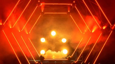 Duman ve spot ışıkları ile sahne. Sunu kavramı. Modern podyum veya bir sahne ışıkları ve duman