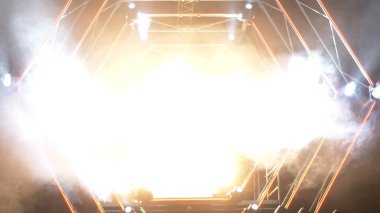 Duman ve spot ışıkları ile sahne. Sunu kavramı. Modern podyum veya bir sahne ışıkları ve duman