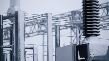 Switchgears ve santral çelik yapı ile anahtarları. Enerji santrali detayı, yüksek gerilim yalıtım. Gerilim transformatörleri Santrali'nde