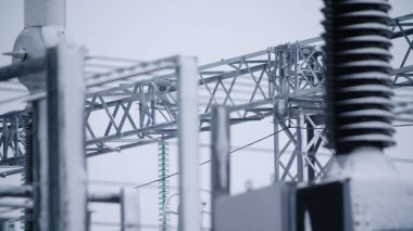 Switchgears ve santral çelik yapı ile anahtarları. Enerji santrali detayı, yüksek gerilim yalıtım. Gerilim transformatörleri Santrali'nde