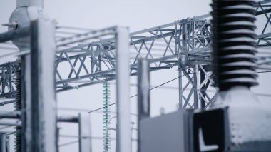 Switchgears ve santral çelik yapı ile anahtarları. Enerji santrali detayı, yüksek gerilim yalıtım. Gerilim transformatörleri Santrali'nde