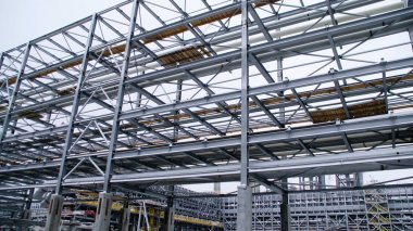 Yükleme işlemi yapıları içinde belgili tanımlık geçmiş Petrokimya Rafinerisi bitkilerin tankla, iskele. Büyük çelik yapıları için bitki