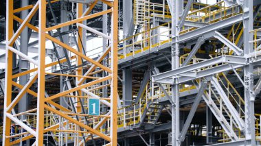 Yükleme işlemi yapıları içinde belgili tanımlık geçmiş Petrokimya Rafinerisi bitkilerin tankla, iskele. Büyük çelik yapıları için bitki