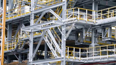 Yükleme işlemi yapıları içinde belgili tanımlık geçmiş Petrokimya Rafinerisi bitkilerin tankla, iskele. Büyük çelik yapıları için bitki