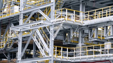 Yükleme işlemi yapıları içinde belgili tanımlık geçmiş Petrokimya Rafinerisi bitkilerin tankla, iskele. Büyük çelik yapıları için bitki