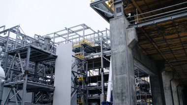 Metal konstrüksiyon gelecekteki bitki. Sanayi Bölgesi, Petrol arıtma, yakın-up bir petrol rafineri tesisi, petrol boru hattı ile büyük petrol rafinerisi vanalar detay Endüstriyel boru hattı ekipmanları