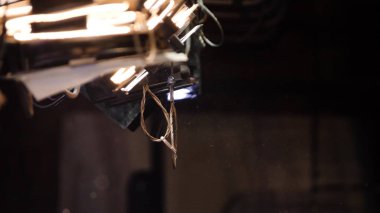 Arka aydınlatma, toz, parçacık ve karanlık bir arka plan üzerinde parlama. Işık spot toz