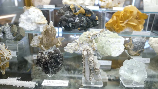 Çeşitli koleksiyonları Müzesi'sergisinde mineral taş. Mineral Müzesi