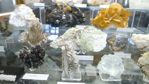 Çeşitli koleksiyonları Müzesi'sergisinde mineral taş. Mineral Müzesi