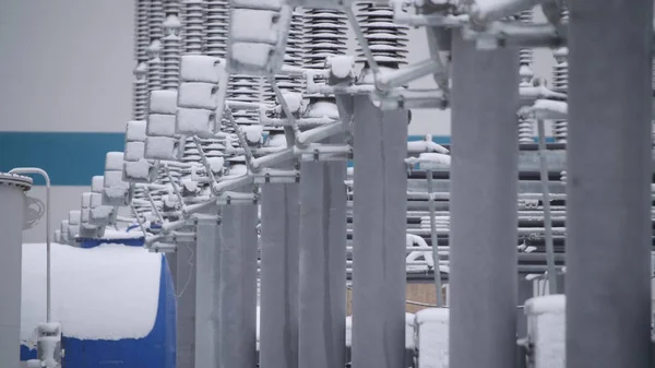 Engrenages et interrupteurs dans une centrale électrique à structure métallique. Détail de la centrale, isolation haute tension. Transformateurs de tension à la centrale électrique — Photo