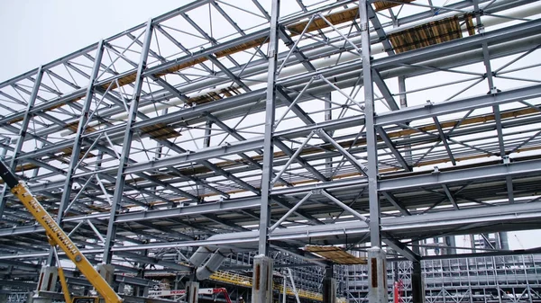 Yükleme işlemi yapıları içinde belgili tanımlık geçmiş Petrokimya Rafinerisi bitkilerin tankla, iskele. Büyük çelik yapıları için bitki