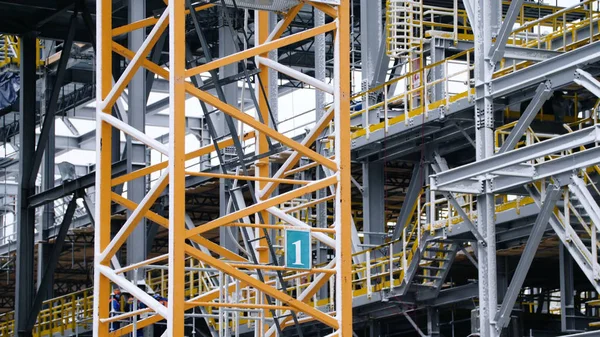 Yükleme işlemi yapıları içinde belgili tanımlık geçmiş Petrokimya Rafinerisi bitkilerin tankla, iskele. Büyük çelik yapıları için bitki