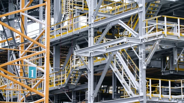 Yükleme işlemi yapıları içinde belgili tanımlık geçmiş Petrokimya Rafinerisi bitkilerin tankla, iskele. Büyük çelik yapıları için bitki