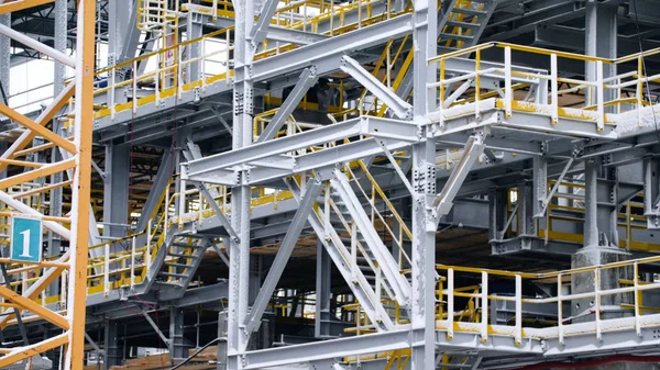 Yükleme işlemi yapıları içinde belgili tanımlık geçmiş Petrokimya Rafinerisi bitkilerin tankla, iskele. Büyük çelik yapıları için bitki