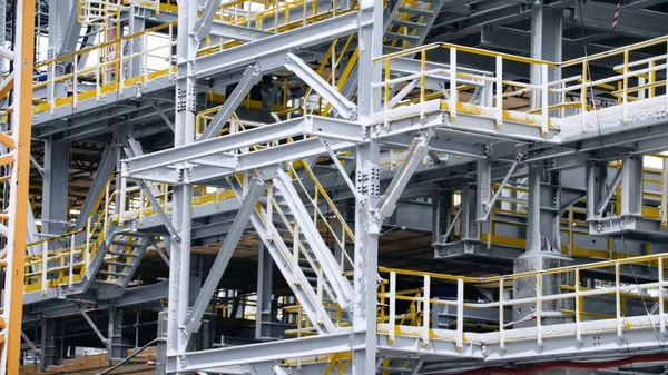 Yükleme işlemi yapıları içinde belgili tanımlık geçmiş Petrokimya Rafinerisi bitkilerin tankla, iskele. Büyük çelik yapıları için bitki