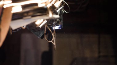 Arka aydınlatma, toz, parçacık ve karanlık bir arka plan üzerinde parlama. Işık spot toz