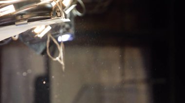 Arka aydınlatma, toz, parçacık ve karanlık bir arka plan üzerinde parlama. Işık spot toz