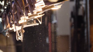 Arka aydınlatma, toz, parçacık ve karanlık bir arka plan üzerinde parlama. Işık spot toz