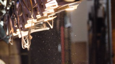 Arka aydınlatma, toz, parçacık ve karanlık bir arka plan üzerinde parlama. Işık spot toz