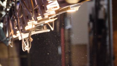 Arka aydınlatma, toz, parçacık ve karanlık bir arka plan üzerinde parlama. Işık spot toz