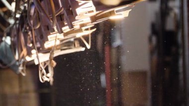 Arka aydınlatma, toz, parçacık ve karanlık bir arka plan üzerinde parlama. Işık spot toz