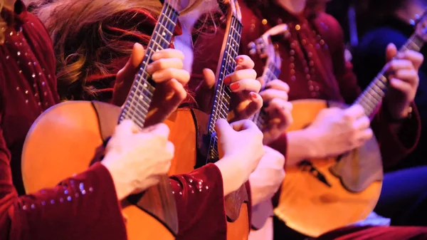 Donne che suonano musica con balalaika in concerto. Strumento russo. Le donne giocano la balalaika — Foto Stock