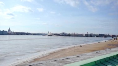 Nehrin sol yakasında ile kenti. Nehrin şehrin manzaralarını. Şehrin Nehri'nin güzel manzaralarını