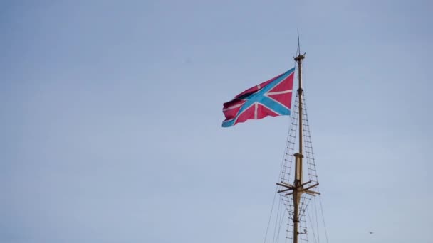 Флаг с дующим ветром, чтобы дать сигнал лодке увидеть, что это берег. Флаг на лодке, летящей на ветру — стоковое видео