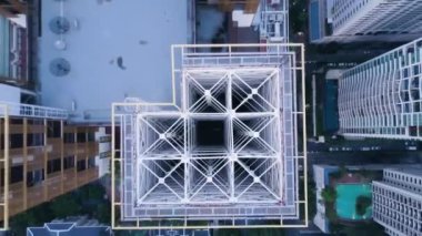 Üstten Görünüm gökdelenler ile modern şehrin. Hava modern gökdelenler ve şirketler ile bir şehrin üzerinde inanılmaz bir manzara. «Ana sayfa» ofis binaları ile gelişmiş bir kasaba görünümünde ve gelişmiş