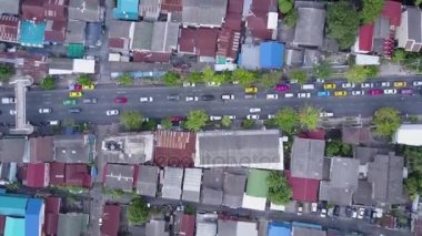 Güzel manzara evleri kiremitli çatıları ile tepesinden. Üstten Görünüm şehrin modern ve eski evlerin. Cityscape kasaba ve şehir en iyi görünümü. Eski ve modern mimarisi farklı stilleri. Otantik