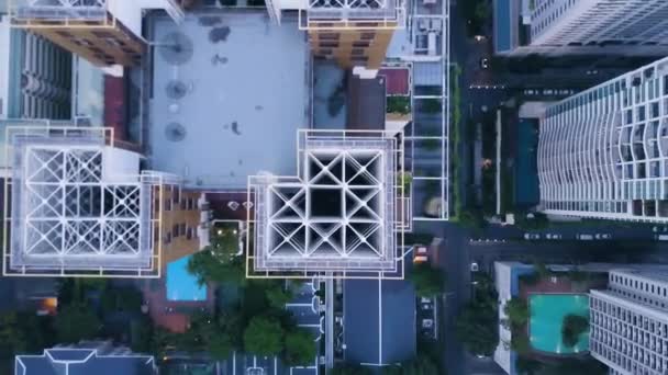 Vista dall'alto della città moderna con grattacieli. Aereo di un paesaggio incredibile su una città con grattacieli e imprese moderne. Vista dall'alto su una città sviluppata con edifici per uffici e avanzati — Video Stock