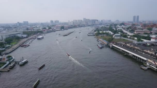 Vue de la ville avec la rivière sur la rive gauche. Vue aérienne du quartier résidentiel. Vue de dessus de la RIVIÈRE DANS LA VILLE — Video