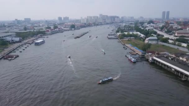 Vista de la ciudad con el río en la orilla izquierda. Vista aérea del barrio residencial. Vista superior del RÍO EN LA CIUDAD — Vídeos de Stock