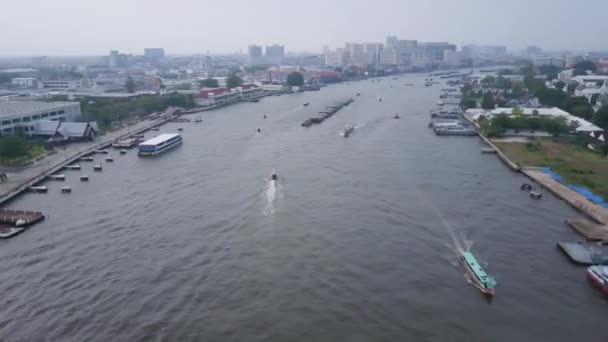 Vue de la ville avec la rivière sur la rive gauche. Vue aérienne du quartier résidentiel. Vue de dessus de la RIVIÈRE DANS LA VILLE 